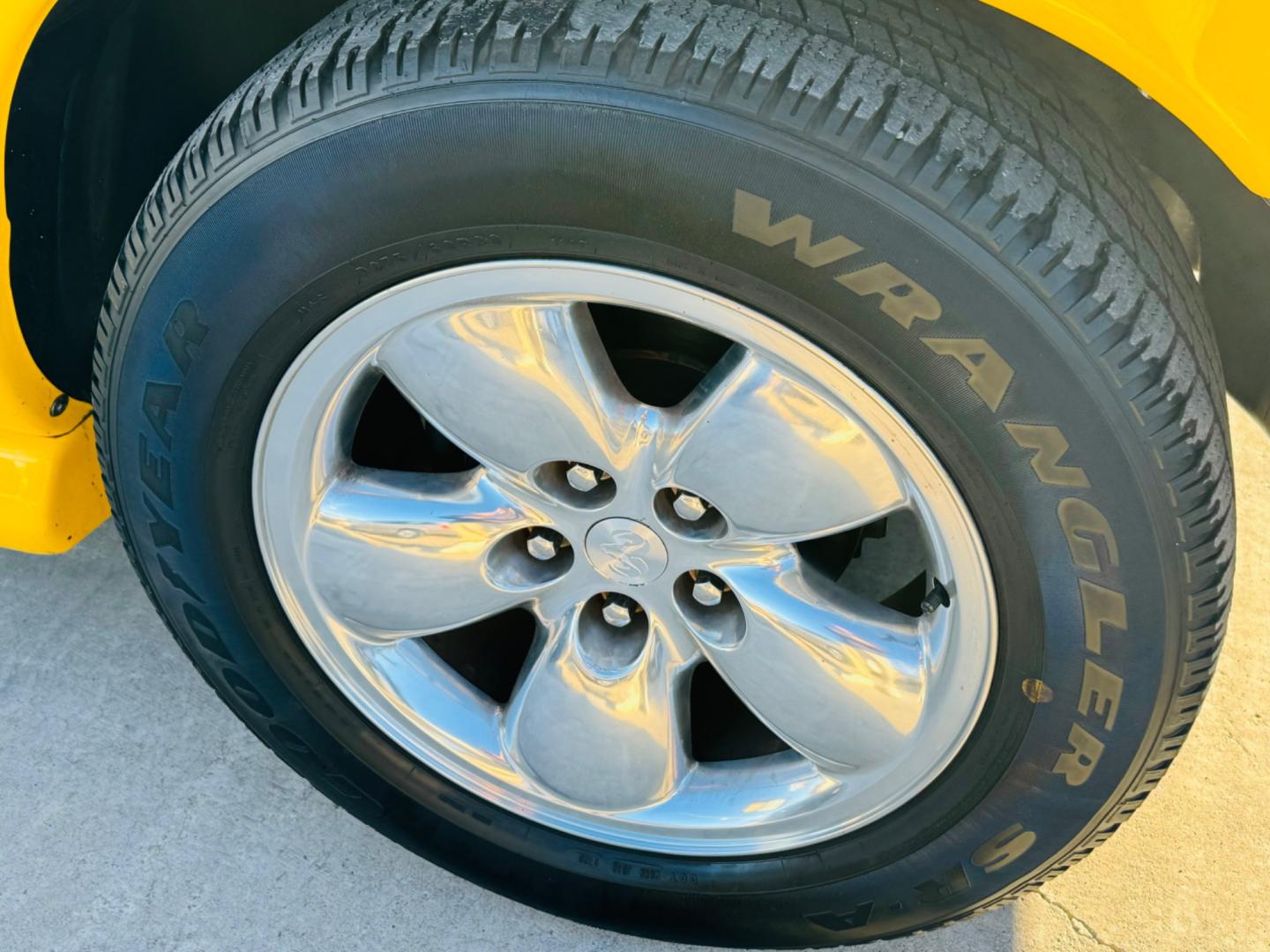 2004 Yellow /black Dodge Ram 1500 (1D7HA16D54J) , located at 2190 Hwy 95, Bullhead City, AZ, 86442, (928) 704-0060, 0.000000, 0.000000 - 2004 Dodge Ram SLT Bumblebee edition. Bright yellow with a black leather interior with yellow trim. This limited Bumblebee edition truck will sure turn heads. Hemi engine. 20 in wheels . *1 owner. matching tonneau cover. In excellent shape. 2004 Dodge Ram 1500 Rumble Bee. It is a limited edition tru - Photo#7